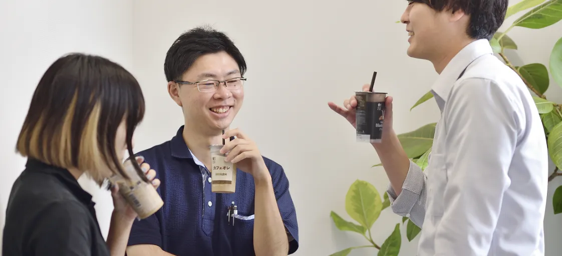 3人で談笑しながら昼食をとっています。